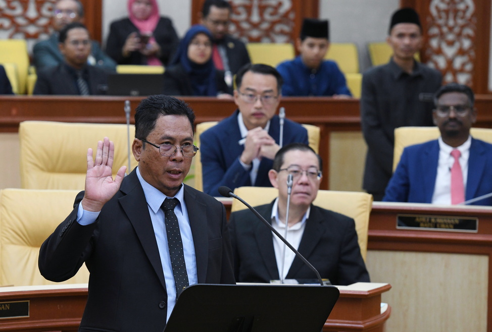 阿比丁宣誓就任 双溪峇甲州议员